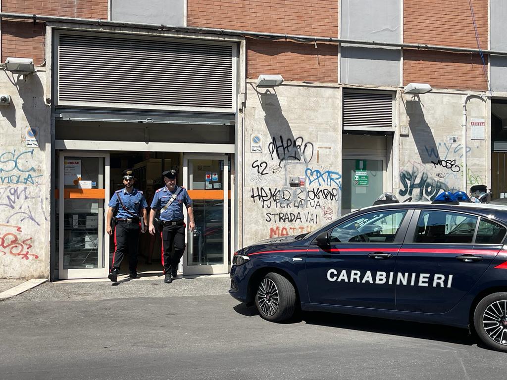PIAZZA-DANTE-I-Carabinieri-intervenuti-presso-il-supermercato-2.jpg